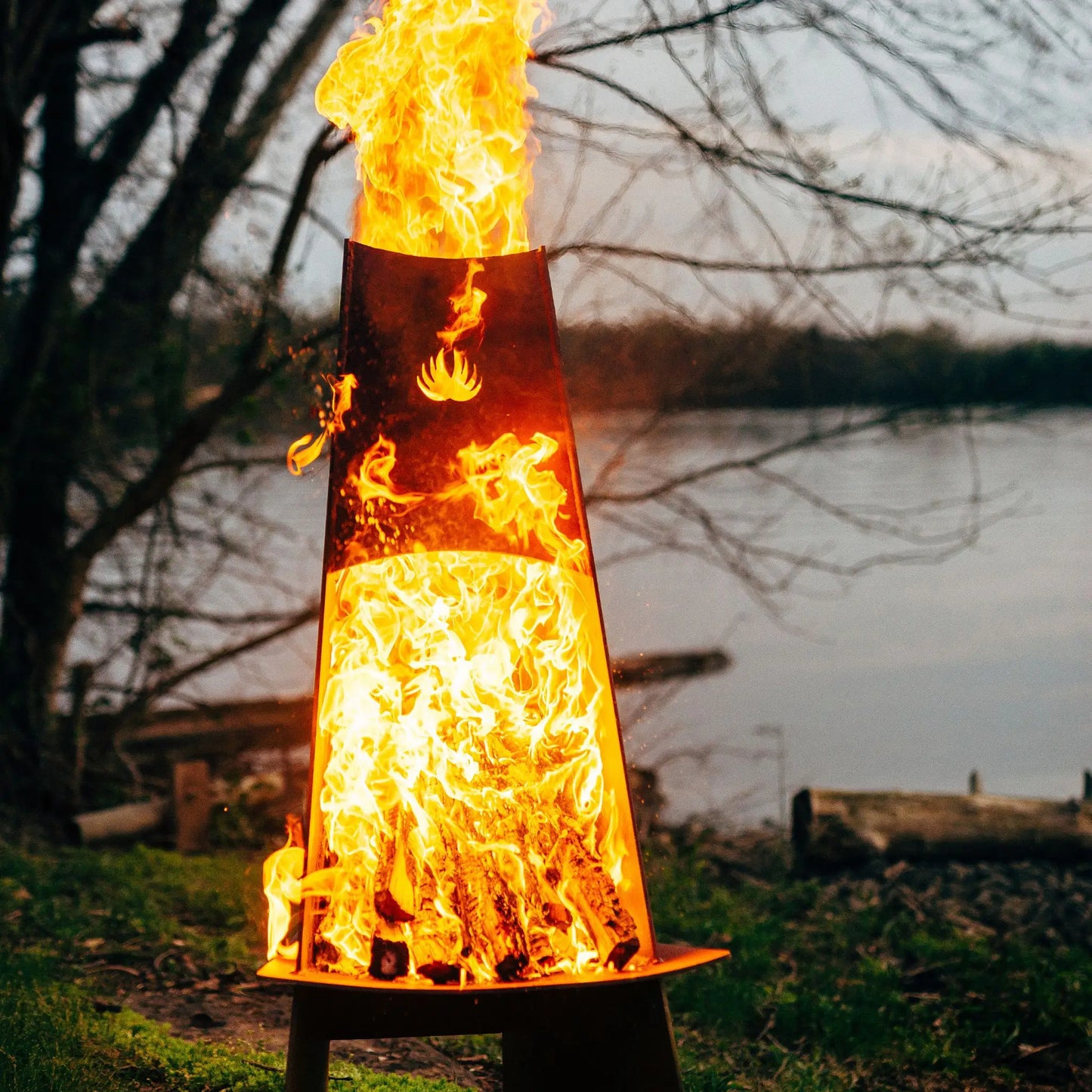 Fire Pit Art Vesuvius Wood Burning Fire Pit – Vertical Trilateral Steel Outdoor Fire Pit – Feature Detail